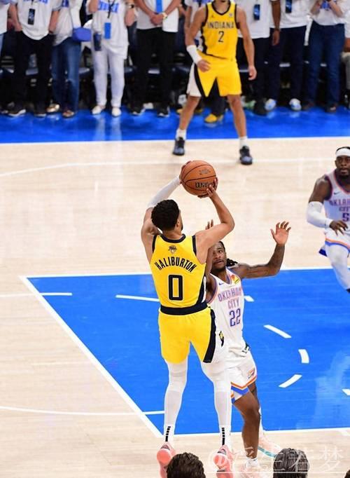 哈利伯顿急停三分命中展现假传真投技艺 哈利伯顿急停三分命中展现假传真投技艺